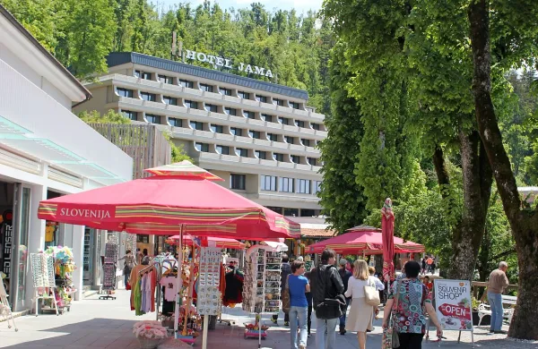 

Prvi mož Postojnske jame Marijan Batagelj je opozoril na 
težave, ki jih zaradi onesnaženja imajo pri obisku turistov. 