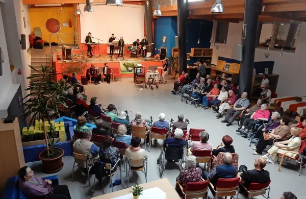 Ob peti obletnici medgeneracijskih srečanj, ki jih skupaj 
pripravljajo bistriški Dom starejših občanov, bistriška dekanijska Karitas in Zavod Karitas Samarjan, je obiskovalcem 
zaigral ansambel Mlad.