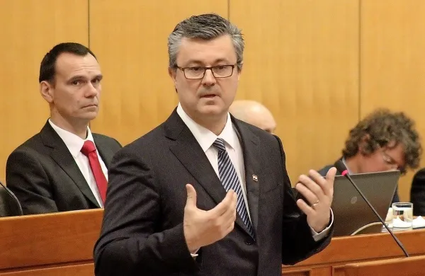 Hrvaški sabor je danes z veliko večino izglasoval nezaupnico 
predsedniku vlade Tihomirju Oreškoviću.
