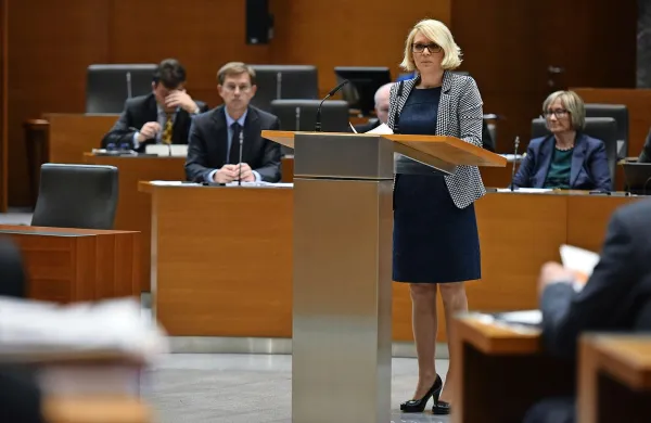Ministrica Anja Kopač Mrak je odgovarjala na številne očitke, 
a ostaja na položaju.