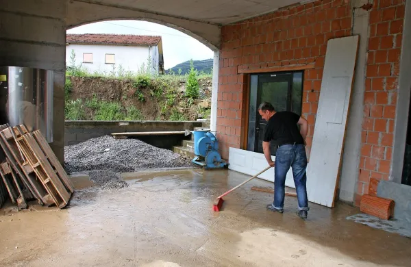 Mitja Volk s Slapa pri Vipavi je včeraj že drugič v zadnjih dneh 
v kletnih prostorih črpal vodo in čistil blato. 