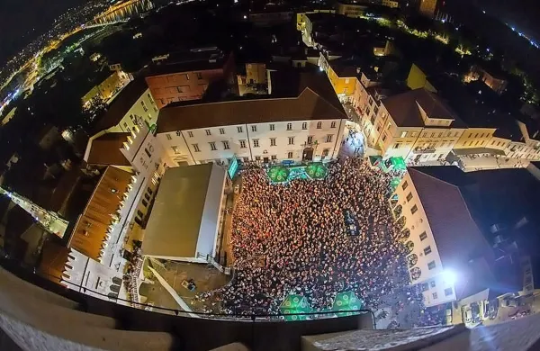 Tako je bil videti Titov trg ob lanskem Caprisovem koncertu. 
Podoben prizor je pričakovati tudi letos.