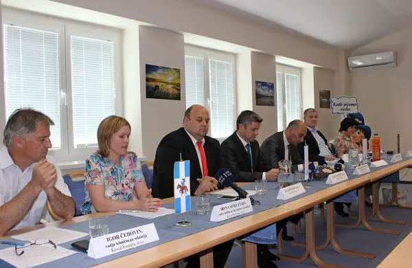Predstavniki Kovoda, postojnski župan, prvi mož Postojnske 
jame, direktor kmetijske inšpekcije in predstavnica kmetijske 
svetovalne službe so včeraj spregovorili o problematiki 
onesnaževanja okolja na Postojnskem, ki ima posledice tudi 
na pitni vodi.