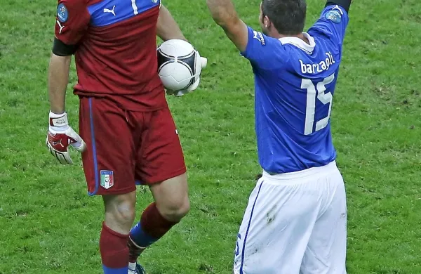 Se bosta Gigi Buffon (levo) in Andrea Barzagli veselila tudi po 
današnjem obračunu Italije s Švedsko?