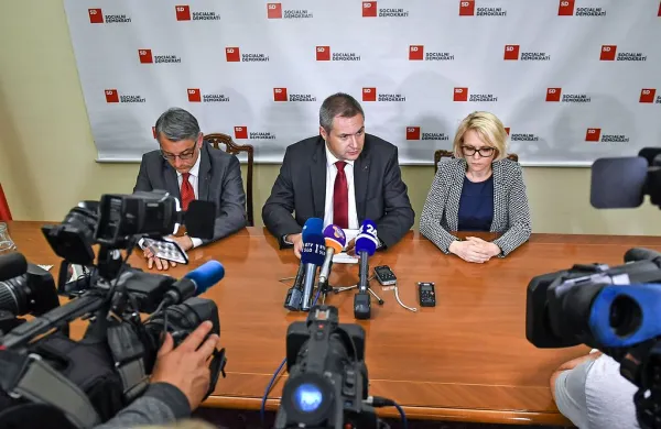 Kopačeva ostaja ministrica, SD pa koalicijska stranka. 

