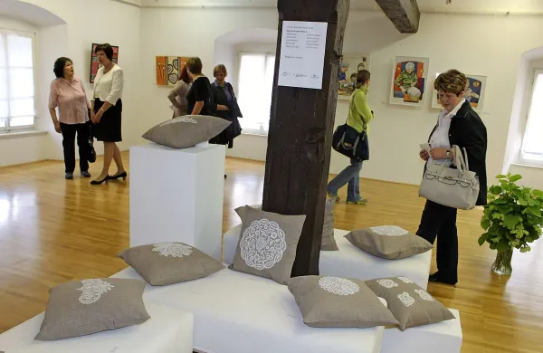 Razstave čipk so že odprte, nocoj se začne bogat festival