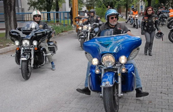 Harlejaši iz italijanskega kluba Treviso Chapter so se na poti 
v Portorož včeraj ustavili  tudi v Solkanu.