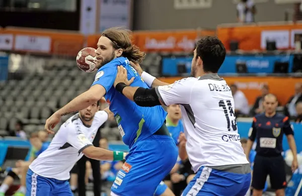 Koprčana Deana Bombača (z žogo) po uvrstitvi na svetovno 
prvenstvo z reprezentančnimi kolegi čakajo avgusta še 
olimpijske igre.