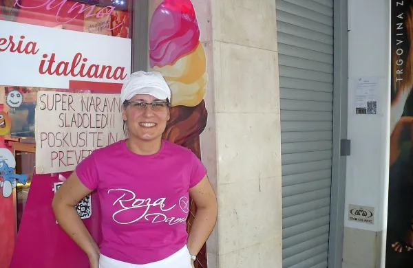 Barbara Ojo, prodajalka sladoleda, ki se nahaja tik ob zaprtih 
javnih sanitarijah na tržnici, ima veliko dela s preusmerjanjem  
v Taverno.  