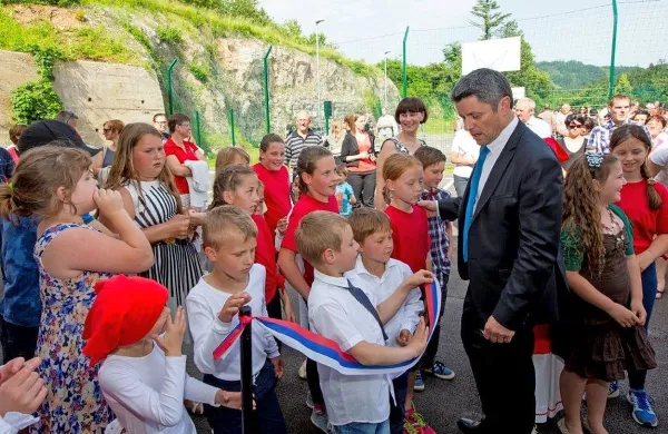 V podružnični osnovni šoli v Planini, kjer so se učenci 
razveselili prenovljene šole, težav z vpisom nimajo.