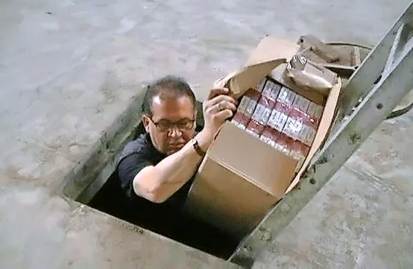 V skritem bunkerju so finančni stražniki našli več kot 1,8 tone 
različnih cigaret.