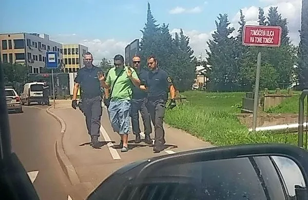 Policisti so včeraj takole peljali enega od dveh bratov.