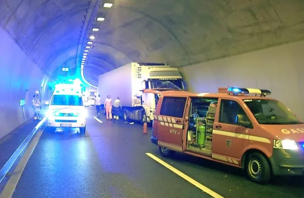 Voznik tovornjaka je na vipavski hitri cesti trčil v steno 
predora.