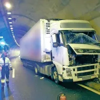 Voznik tovornjaka, ki je trčil v steno predora na vipavski hitri 
cesti, jo je po prvih podatkih odnesel z lažjimi poškodbami.