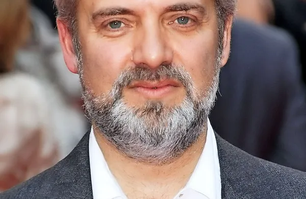 Predsednik velike festivalske žirije bo letos Sam Mendes, ki 
med drugimi uspešnicami podpisuje bondijadi Skyfall in 
Spectre.