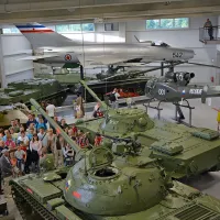Poletno muzejsko noč so praznovali tudi na  Postojnskem in Pivškem:  v  Parku vojaške  
zgodovine (na fotografiji) so jo  posvetili 25-letnici samostojnosti Slovenije, v Ekomuzeju 
Pivških presihajočih jezer  so otroci risali ptice, odrasli pa se sprehodili do Petelinjskega jezera,  
v Notranjskem muzeju Postojna pa so noč povezali z razstavo Veno Pilon - Fotograf Krasa.  
