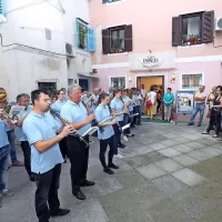 Še posebej živahno je bilo v Izoli, kjer  je Poletno muzejsko noč soustvarjalo  več galerij: Insula, 
Alga, Plac Izolanov, Salsaverde, pa še  Muzej Parenzana, Manziolijeva palača ... Otvoritve 
številnih razstav z dolgo vrsto ustvarjalcev  je poživil nastop Pihalnega orkestra Izola pod 
vodstvom  Mirka Orlača.