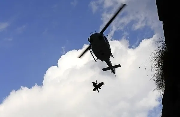 Truplo ponesrečenega Irca so s helikopterjem dvignili iz 
soteske Sušca in ga prenesli v dolino. Fotografija je simbolična.
