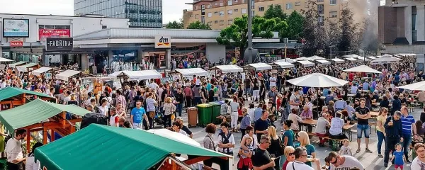 V Novi Gorici bo v sredo, 22. junija, ponovno gostovala 
najbolj priljubljena kulinarična tržnica pri nas Odprta kuhna, ki 
se v mesto vrtnic vrača po izjemno uspešni majski premieri.