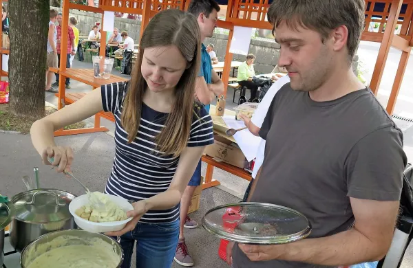 Na Turistični kmetiji Petelin-Durcik gostom postrežejo tudi 
njoke. 