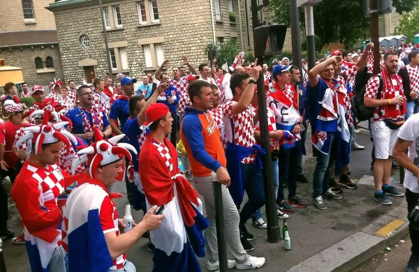 Hrvaški navijači v Poreču med prekinitvijo tekme s Češko.