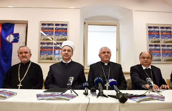  Predstavniki štirih največjih verskih skupnosti v Sloveniji so 
pred začetkom dneva molitve in posta za domovino na 
novinarski konferenci pozvali k spoštovanju države in medsebojni spravi.