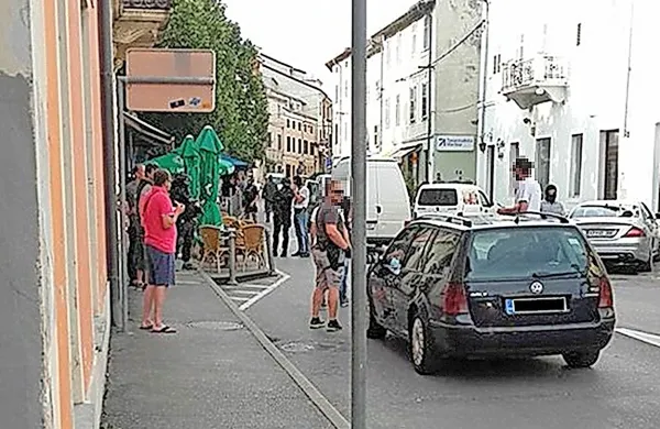 Na izolski tržnici v soboto niso snemali akcijskega filma,  ampak so policijski specialci zares aretirali izolska brata,  osumljena izsiljevanja in ugrabitve.