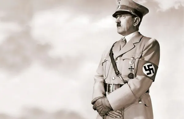 Skupno je kupil več kot 50 predmetov, med katerimi je bila 
tudi jakna uniforme Adolfa Hitlerja.