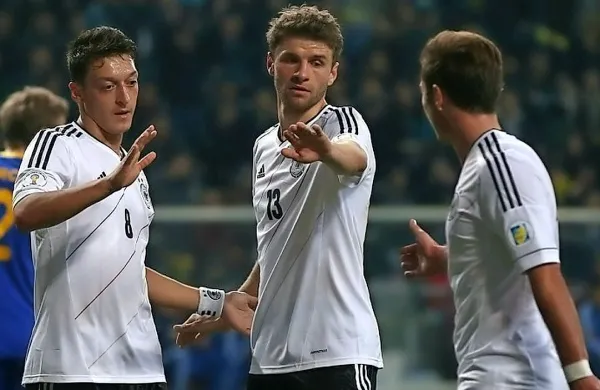 Trojček nemških dolžnikov (z leve): Mesut Özil, Thomas 
Müller in Mario Götze.
