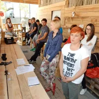 Vodja letnega kina  Mateja Zorn (v ospredju) je spomnila, da 
bo tudi letos dobro zastopana slovenska produkcija.  