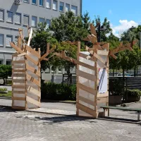 Ena od teh dveh skulptur bo v kratkem na dogajanje sredi 
Nove Gorice opozarjala na meji s sosednjo Gorico. 