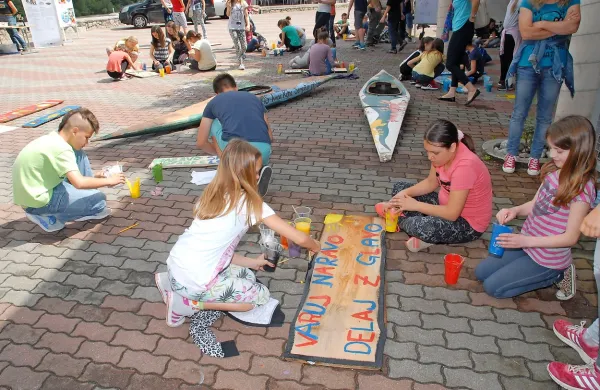 Table z napisi o pomenu varovanja narave so postavili ob 
kolesarsko pot. 