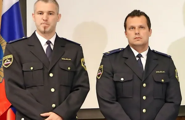 Jaka Obid (levo) in Gregor Plajnšek, policista s tolminske 
policijske postaje, sta obvladala moškega, ki je grozil, da bo 
razstrelil hišo.