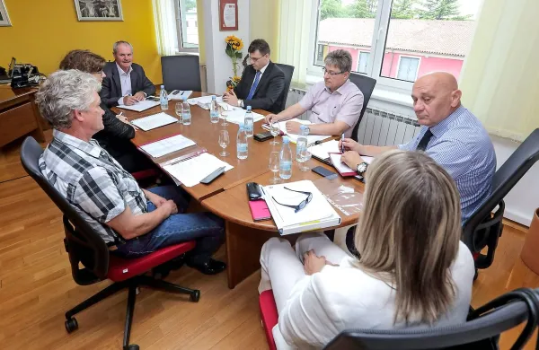 Družbeniki so včeraj na skupščini Vinakopra podprli predlog 
uprave o delitvi dobička, koprska klet bo tako izplačala 
skupaj za 265.000 evrov dividend.  