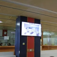 Na lističu iz vrstomata bo  številka naročenega bolnika,  vrsta 
hodnika in številka ambulante z uro sprejema, te podatke pa 
bodo nato predvajali monitorji (na fotografiji) na vseh hodnikih in v vseh čakalnicah.   