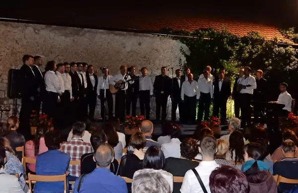  Letni koncert  je Kraška klapa sklenila enoglasno skupaj z gosti, pevci klape Škvadra in okteta Rožmarin.