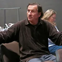 Umetniški koordinator Eduard Miler ostro zavrača hude 
očitke svojih igralcev. 