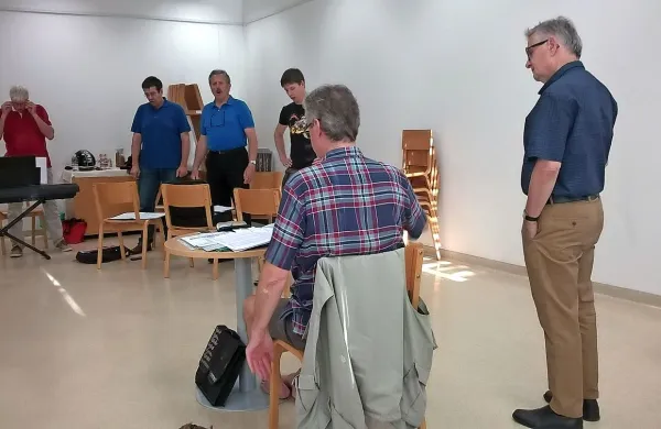 Skladatelj Marjan Mozetič (desno) je pozorno prisluhnil vaji 
goriškega okteta Vrtnica, za katerega je predlani zložil 
skladbo Sveti.