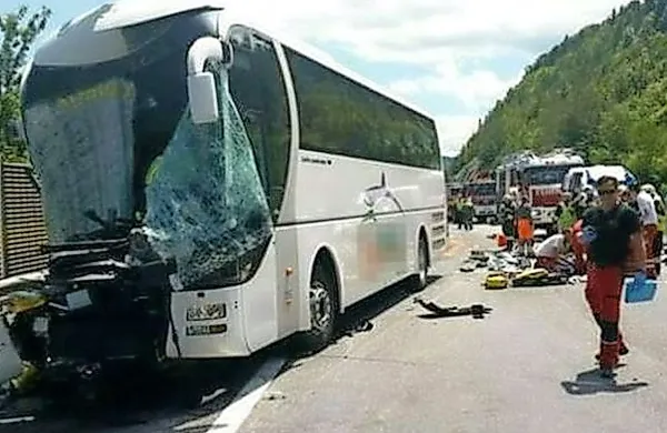 V silovitem trčenju avtobusa novogoriškega podjetja Avrigo v 
tovornjak južno od Dunaja je bilo včeraj nekaj po 12. uri 
poškodovanih 40 potnikov.