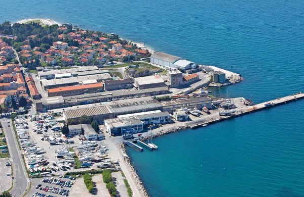 Dvorišče nekdanje tovarne, v kateri so predelovali ribe,  se 
razteza vse do  severne obale. 