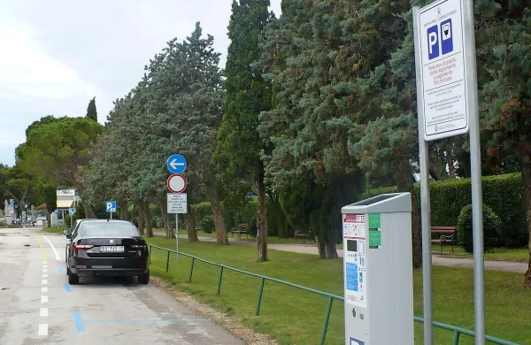 Plačljiva parkirna mesta pred strunjanskim kopališčem.