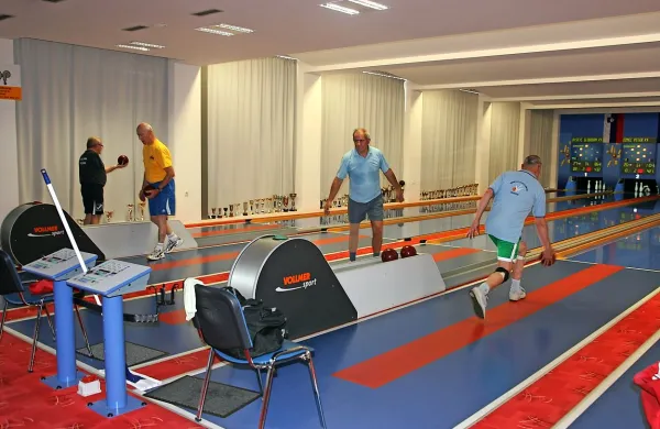 Medobčinsko društvo invalidov Goriške je na kegljišču 
novogoriškega športnega parka gostilo državno prvenstvo  
za  invalide, gibalno ovirane  in slušno prizadete v šestih 
kategorijah.