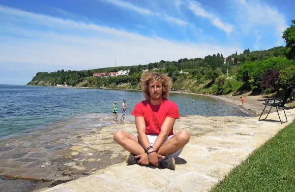 Vasja Klun je napisal besedilo nove himne Naj živi nam 
Ankaran.
