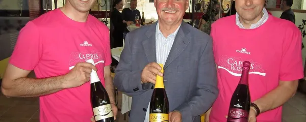 Na fotografiji so z novimi peninami z leve glavni enolog 
Boštjan Zidar, predsednik uprave Nevio Pucer in vodja 
marketinga Gregor Bandel.

