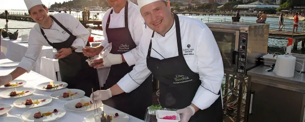 Na pomolu so kuhali (z leve): Tomaž Bevčič, Borut Jakič in 
Marko Gorela. 