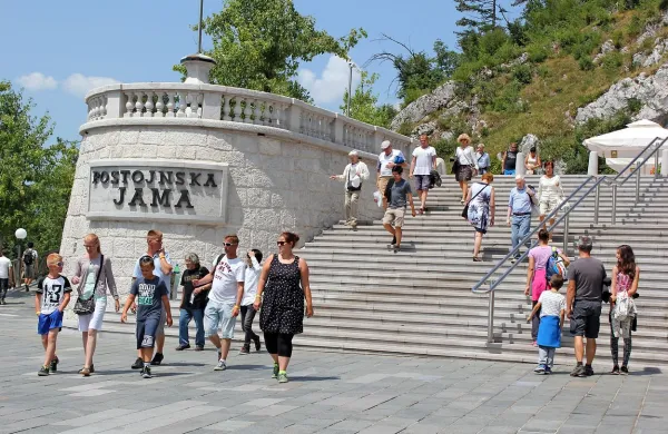 Pri občinski naložbi v Postojnsko jamo po mnenju občine ne 
gre le za zasledovanje finančnih učinkov, temveč razvojnih 
ciljev na področju turizma. 