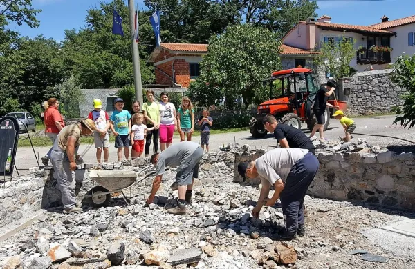 Pri obnovi vaškega doma je sodelovala vsa vas.


