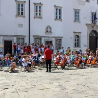 Učenci glasbenih &scaron;ol  so sočasno zapeli himno