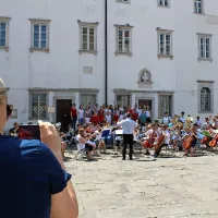 Učenci glasbenih &scaron;ol  so sočasno zapeli himno