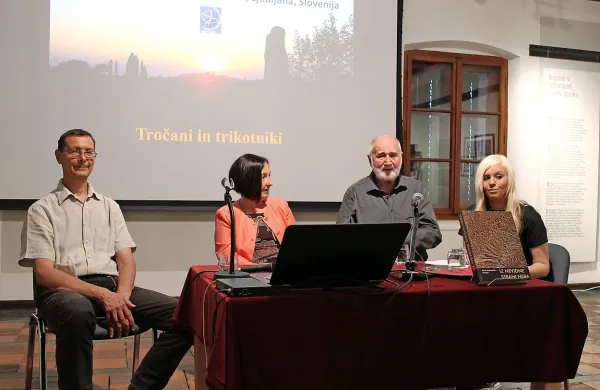 Knjigo  Iz nevidne strani neba so v sredo na gradu Kromberk predstavili (z leve) urednik  Andrej 
Pleterski, avtorica razstave Darja Skrt, avtor Pavel Medvešček in Daša Medvešček.